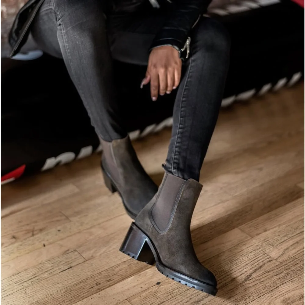 Round-Toe Chunky Heel Chelsea Boots - Brown